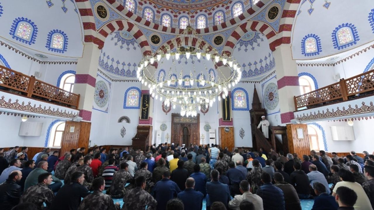 Bir Kimse Allah Yolunda Şehit Olmayı Can-ı Gönülden İsterse...