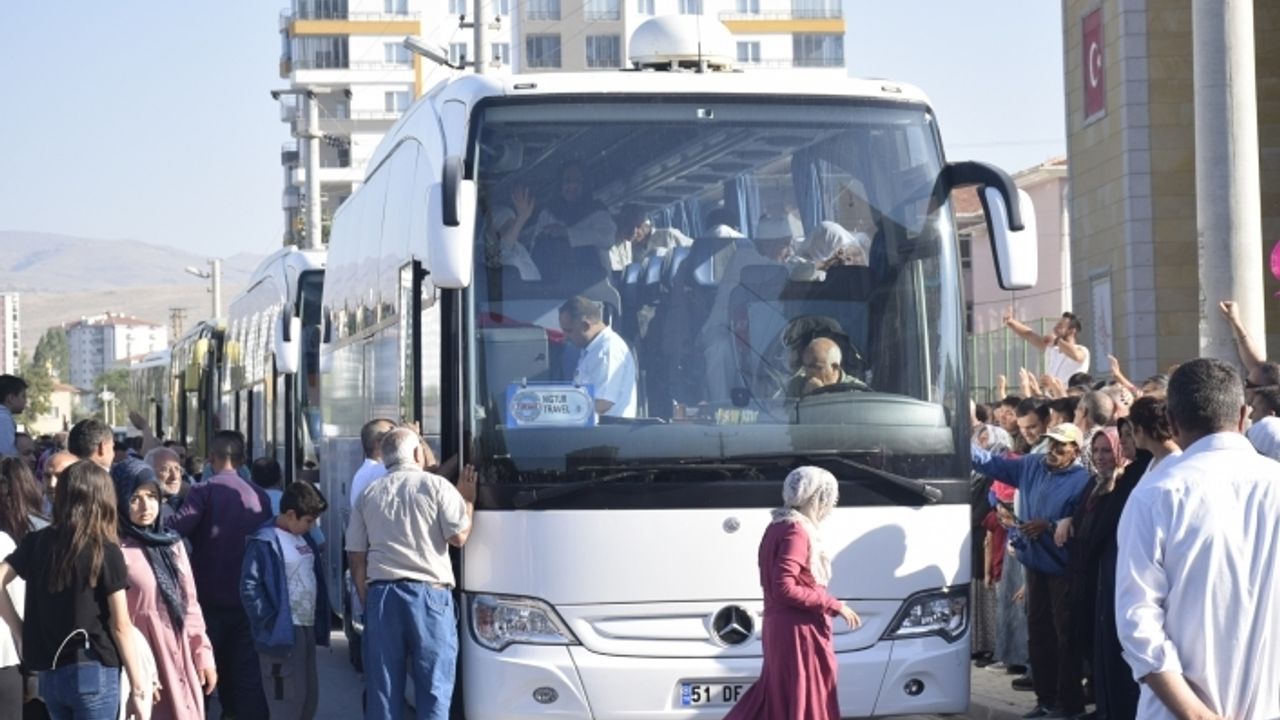 Hacı Adayları Dua ve Gözyaşları ile Uğurlandı