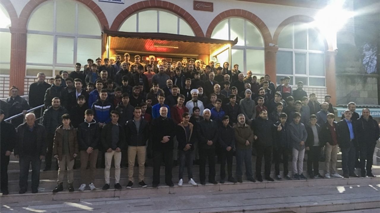 Taşova’da gençler sabah namazında buluştu