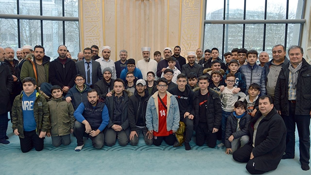 Gençler Köln DİTİB Merkez Camii’nde sabah namazında buluştu