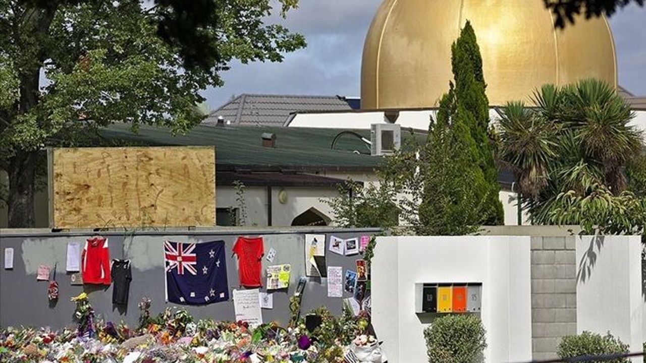 Yeni Zelanda'da terör saldırısına uğrayan camiler ziyarete açıldı