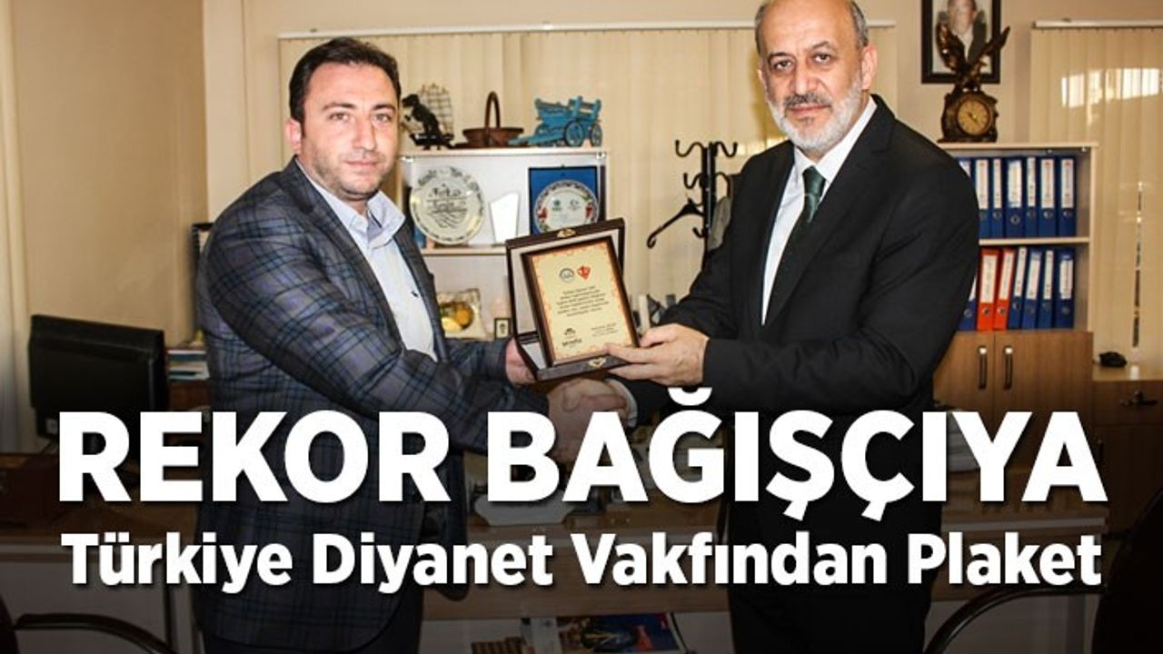 Rekor bağışçıya Diyanet Vakfından plaket