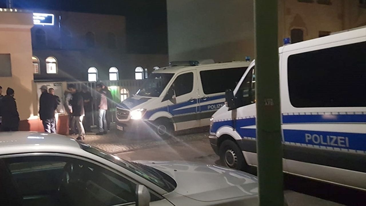 Almanya'da altı camiye bomba ihbarı