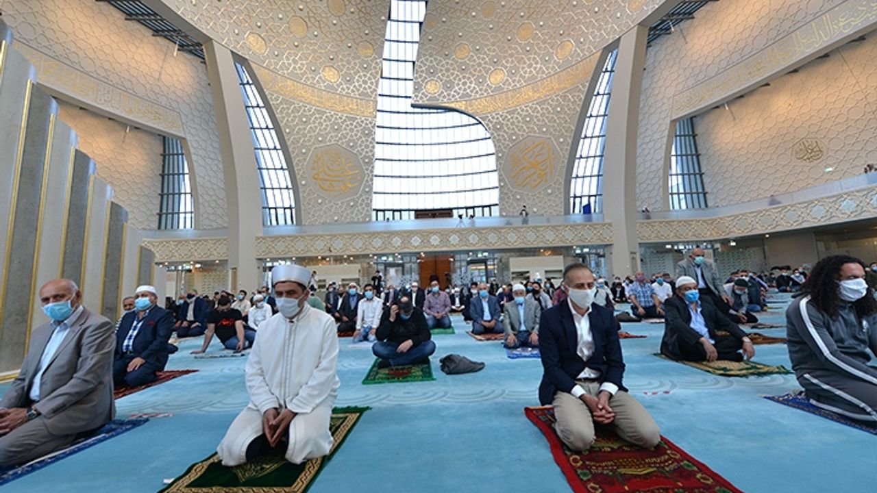 DİTİB’de koronavirüs sonrası ilk bayram namazı kılındı