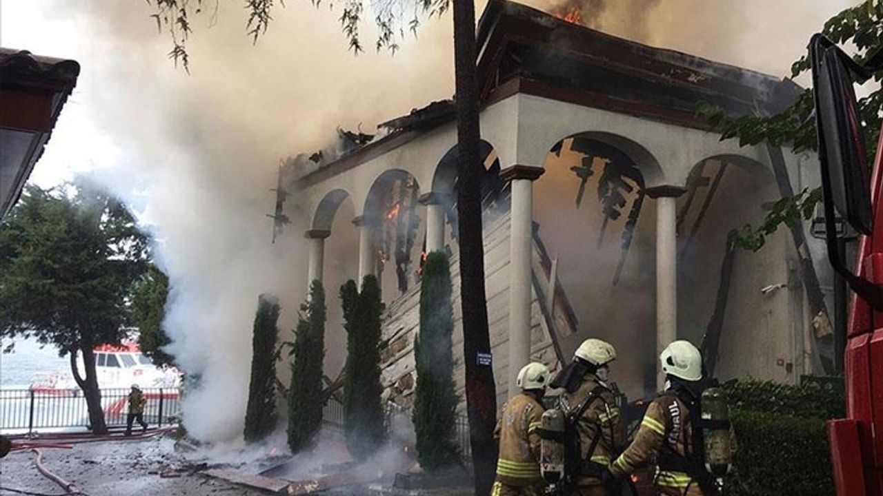 İstanbul'da tarihi Vaniköy Camii'nde yangın