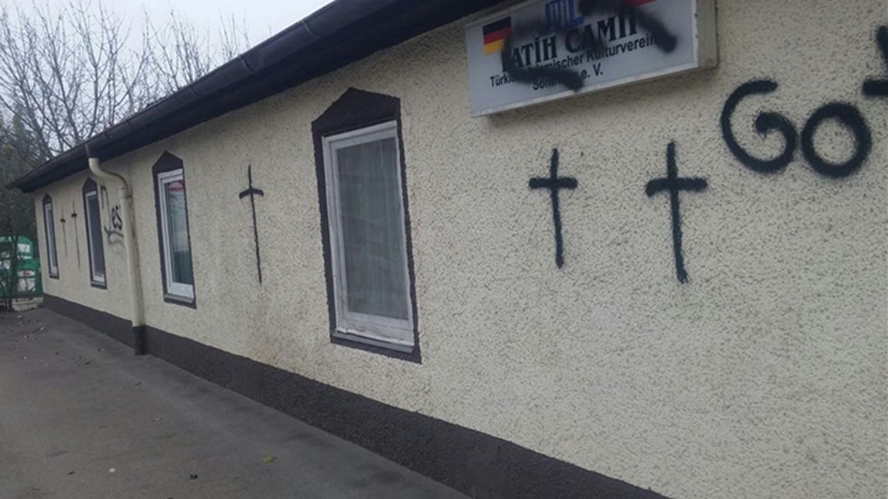 Avrupa'nın kanseri islamafobi! Bu defa cami duvarına haç işareti çizildi
