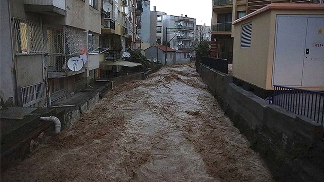 İzmir'de sağanak yağış sel ve su baskınlarına neden oldu