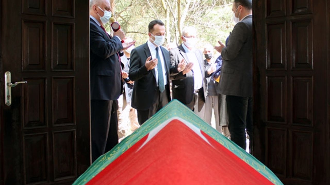 Şehit müftü kabri başında dualarla anıldı