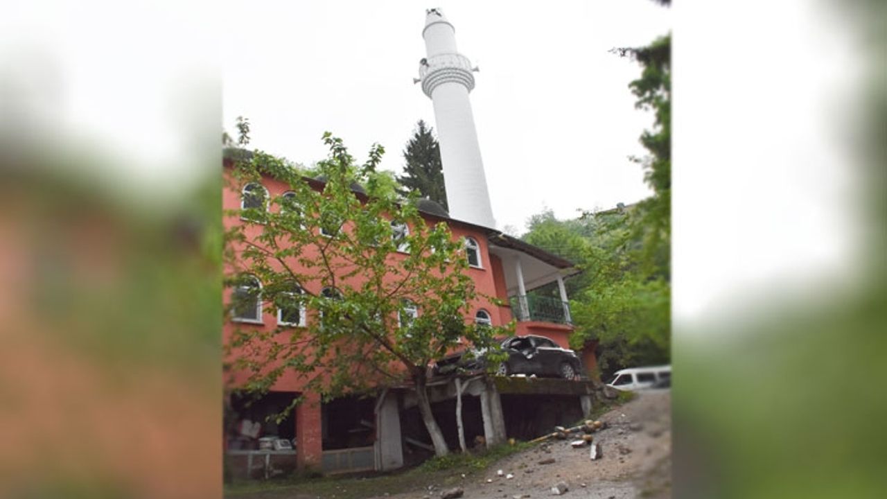 Cami minaresine yıldırım isabet etti