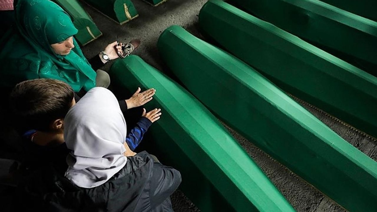 Soykırımdan 26 yıl sonra birkaç kemik kalıntısıyla defnedilecek