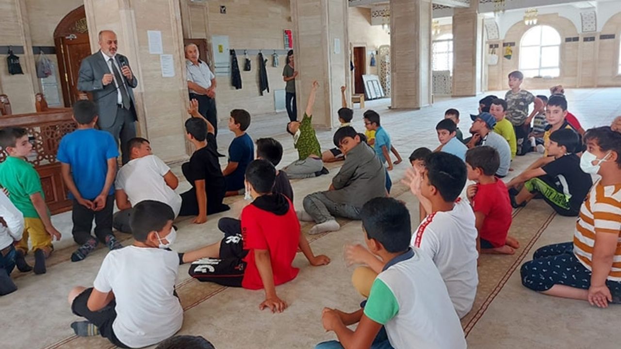 Müftü Biçer camiye gelen öğrencilere seslendi, "Buraya gelişinizle birlikte camilerimiz daha da güzelleşiyor"