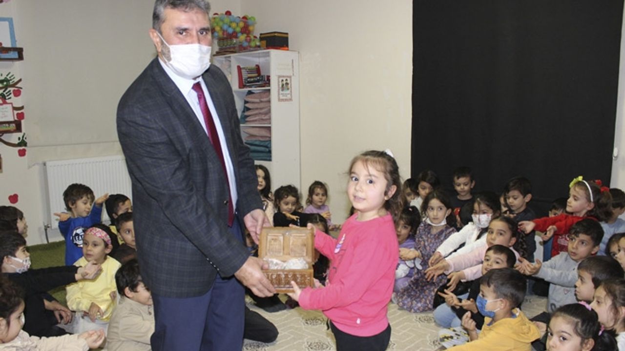 Minikler harçlıklarını ihtiyaç sahibi aileler için bağışladı