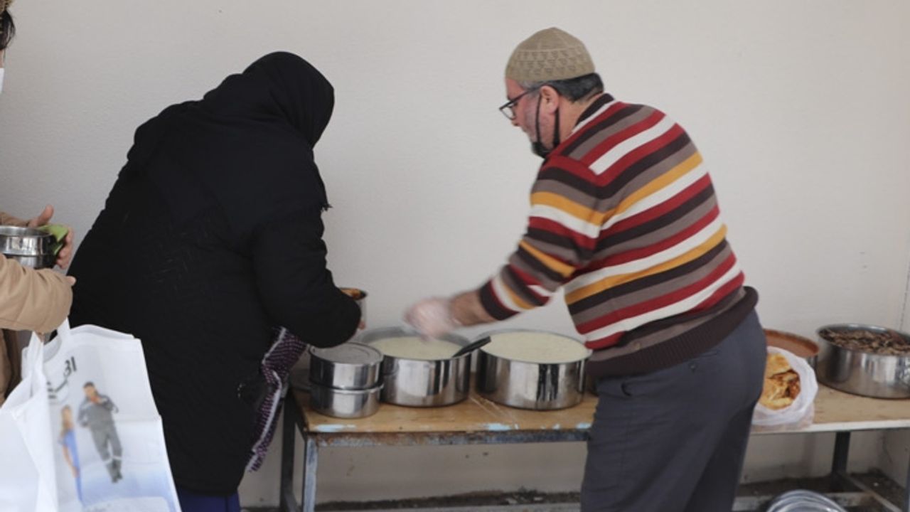 Müftülükten ihtiyaç sahibi ailelere yemek ikramı