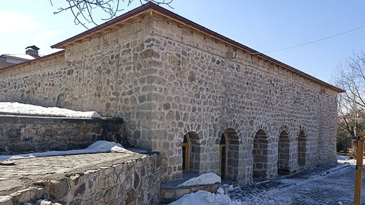 Çukurca halkı Emirşaban Camii'ni asırlardır büyük bir özenle koruyor