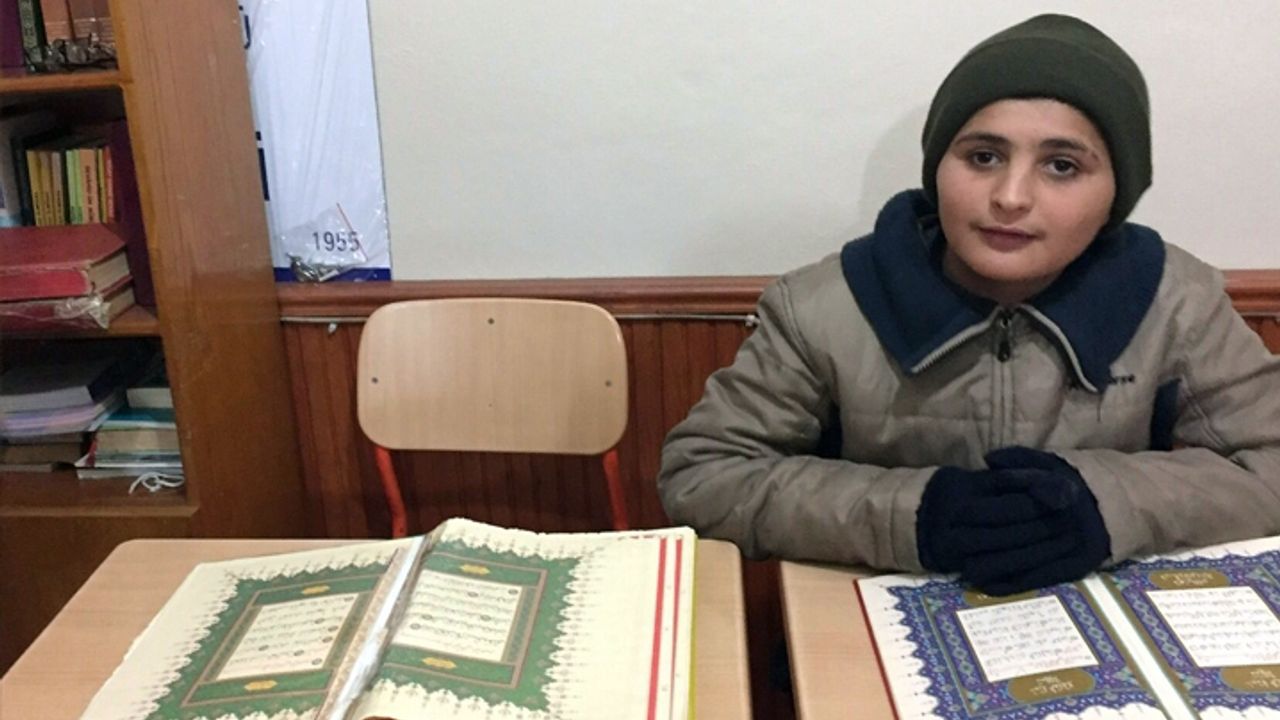 Din görevlisi gencin sattığı tüm mendilleri satın aldı