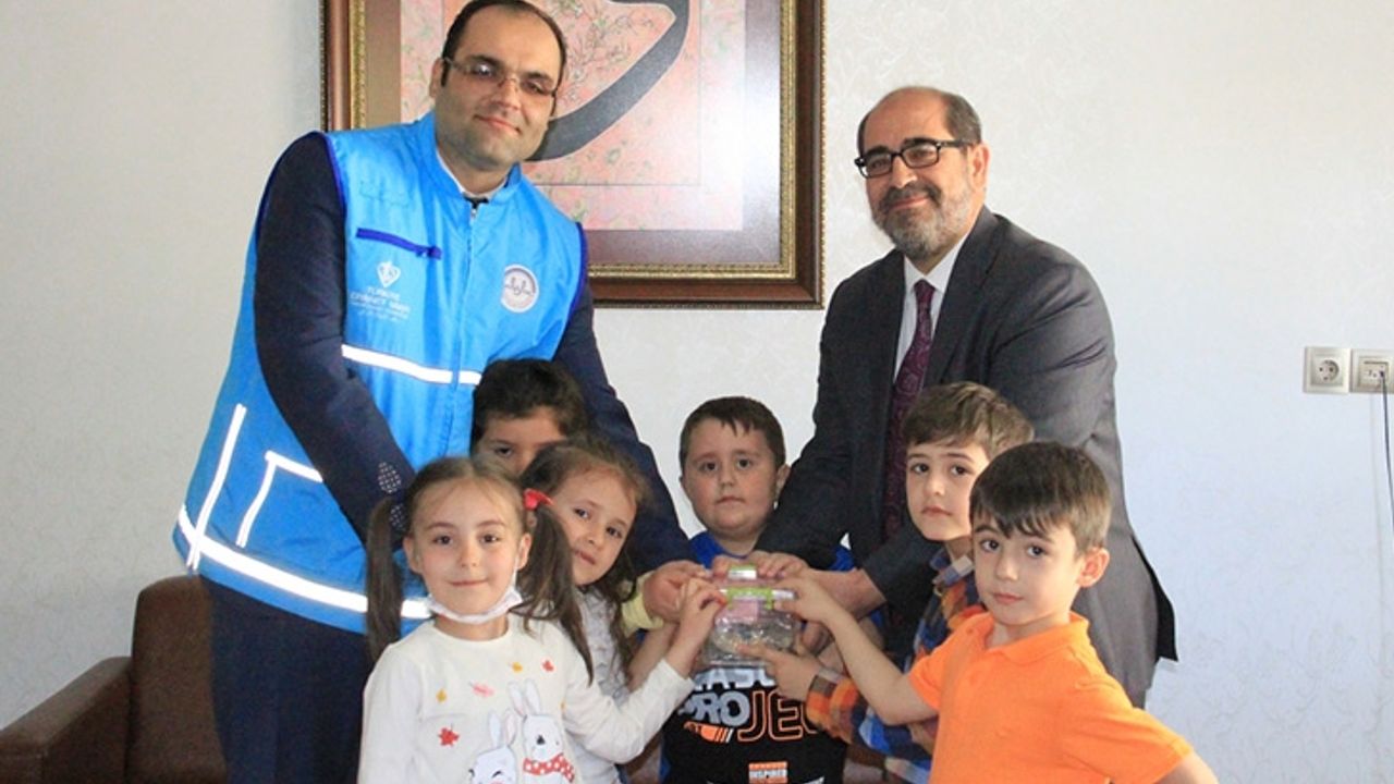 Minikler kumbaralarını cami inşaatı için açtı