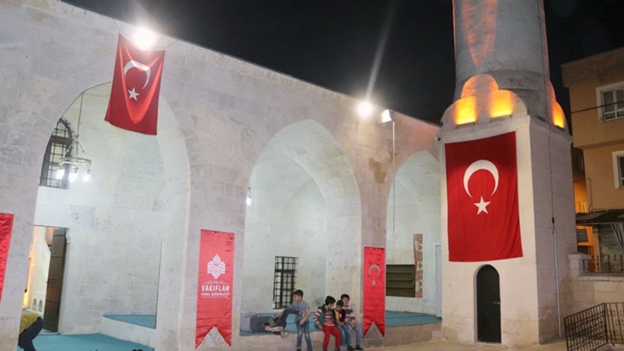 Musalla Camii'nde yenileme çalışmaları sonrası ilk teravih namazı kılındı