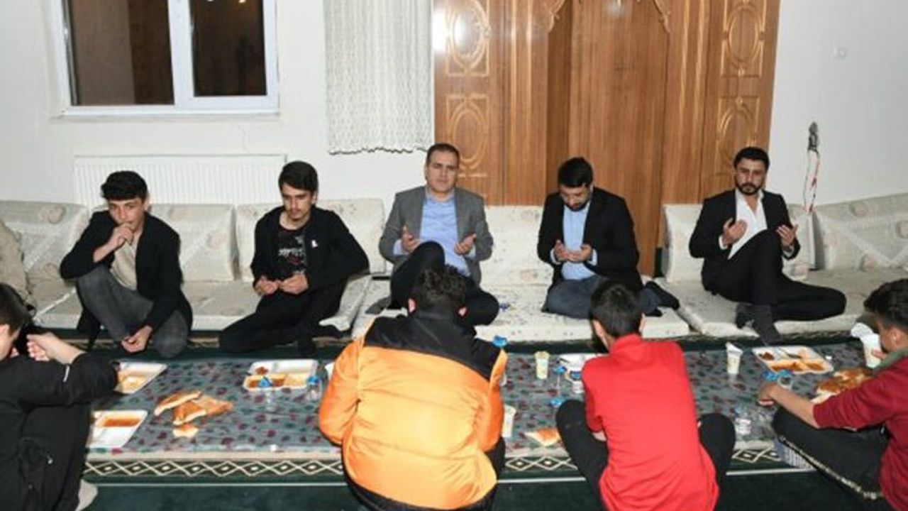 Vali Akbıyık Şemdinli'de gençlerle iftar yaptı