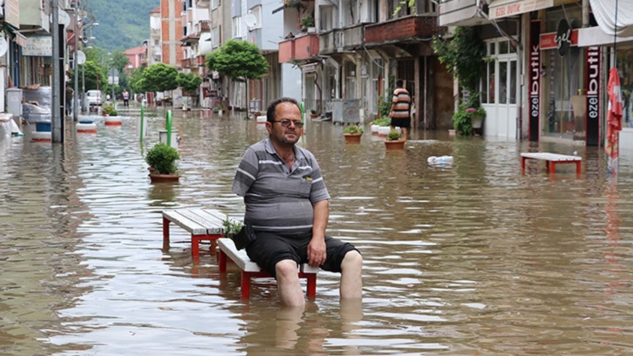 Zonguldak'ta sağanak nedeniyle ev ve iş yerlerini su bastı