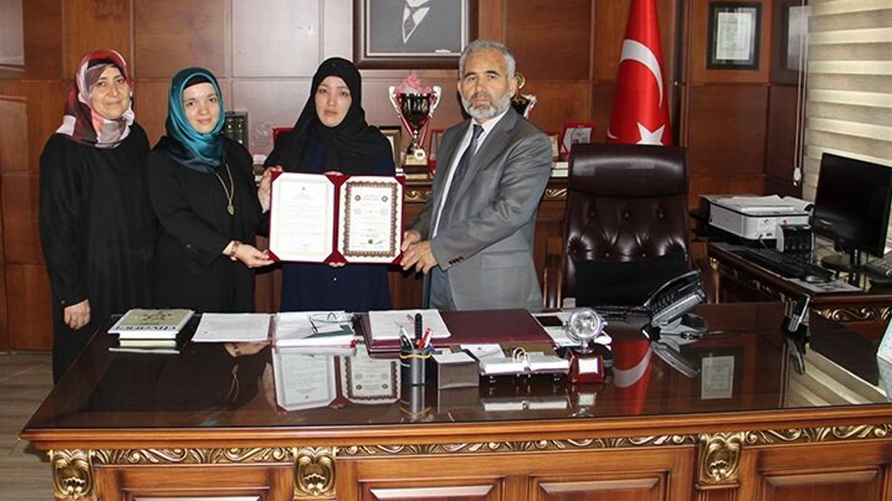 Afgan asıllı Münire azmiyle hafızlık hayalini gerçekleştirdi