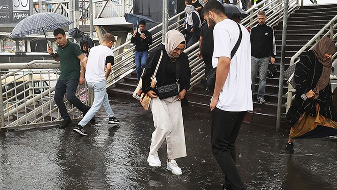 İstanbul'da sağanak hayatı olumsuz etkiliyor