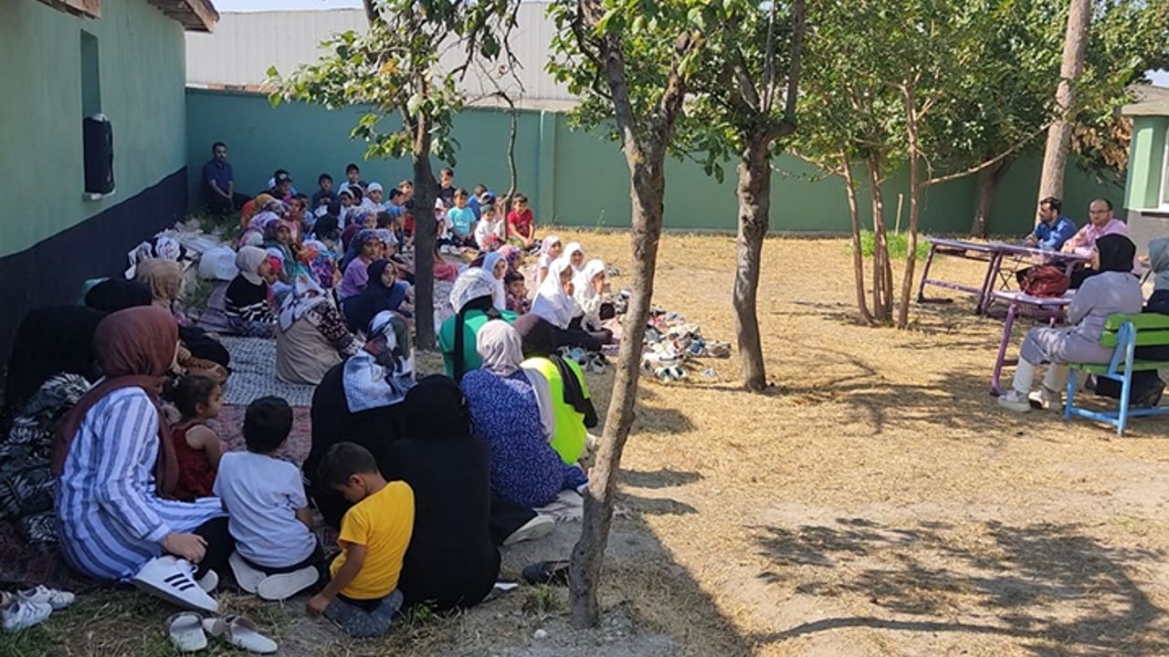 Mahmudiye'de çocuklar velileriyle camide bir gün geçirdi