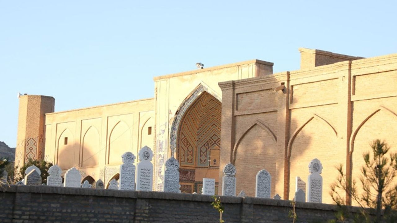 Afganistan'daki patlamada önde gelen Taliban destekçisi din adamı öldü