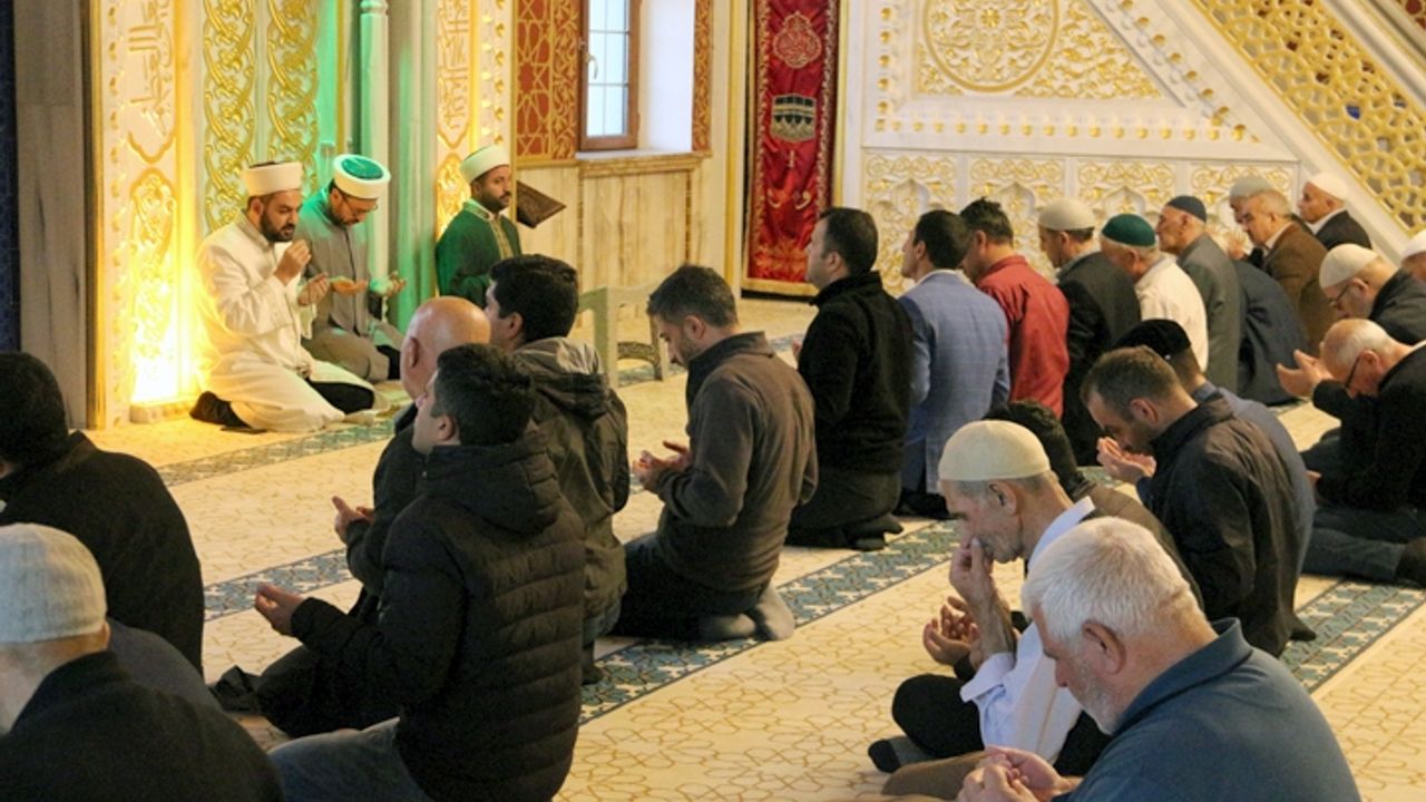 Ağrı’da aileler sabah namazında buluşuyor