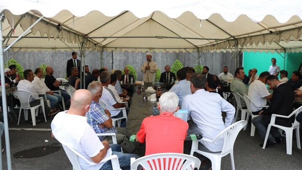 Diyanet İşleri Başkanı Erbaş, Japonya’nın Nagoya şehrinde Türk vatandaşlarıyla bir araya geldi