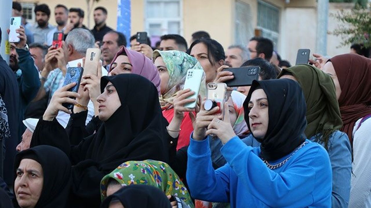 "Işık hadisesi"ni izlemek için sabah namazında bir araya geldiler