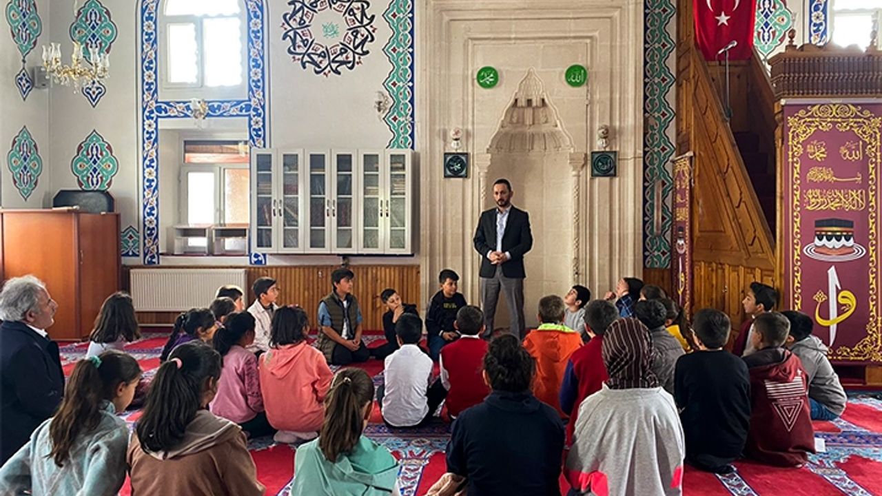 Çat'ta "Mabedin Gölgesinde Yetişen Nesil" projesi başlatıldı