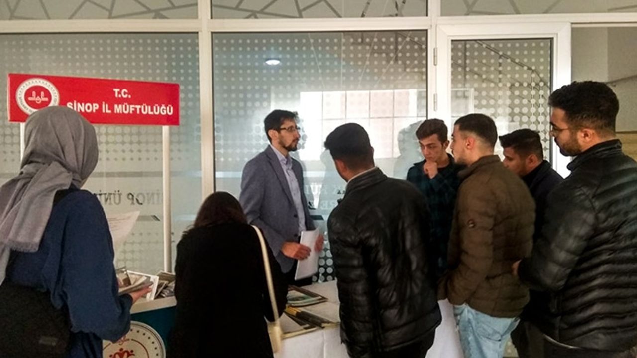 Diyanet standına üniversiteli gençlerden yoğun ilgi