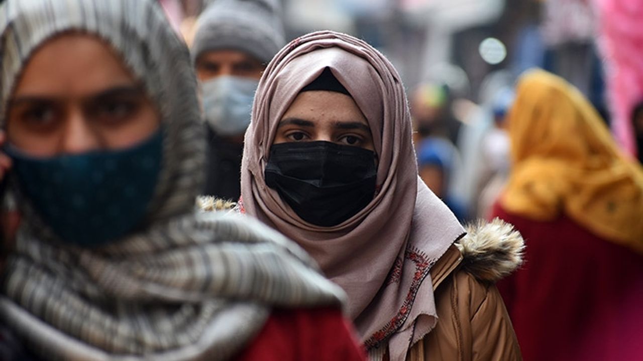 Hindistan'da yüksek mahkeme okullarda başörtüsü yasağı konusunda anlaşmazlığa düştü