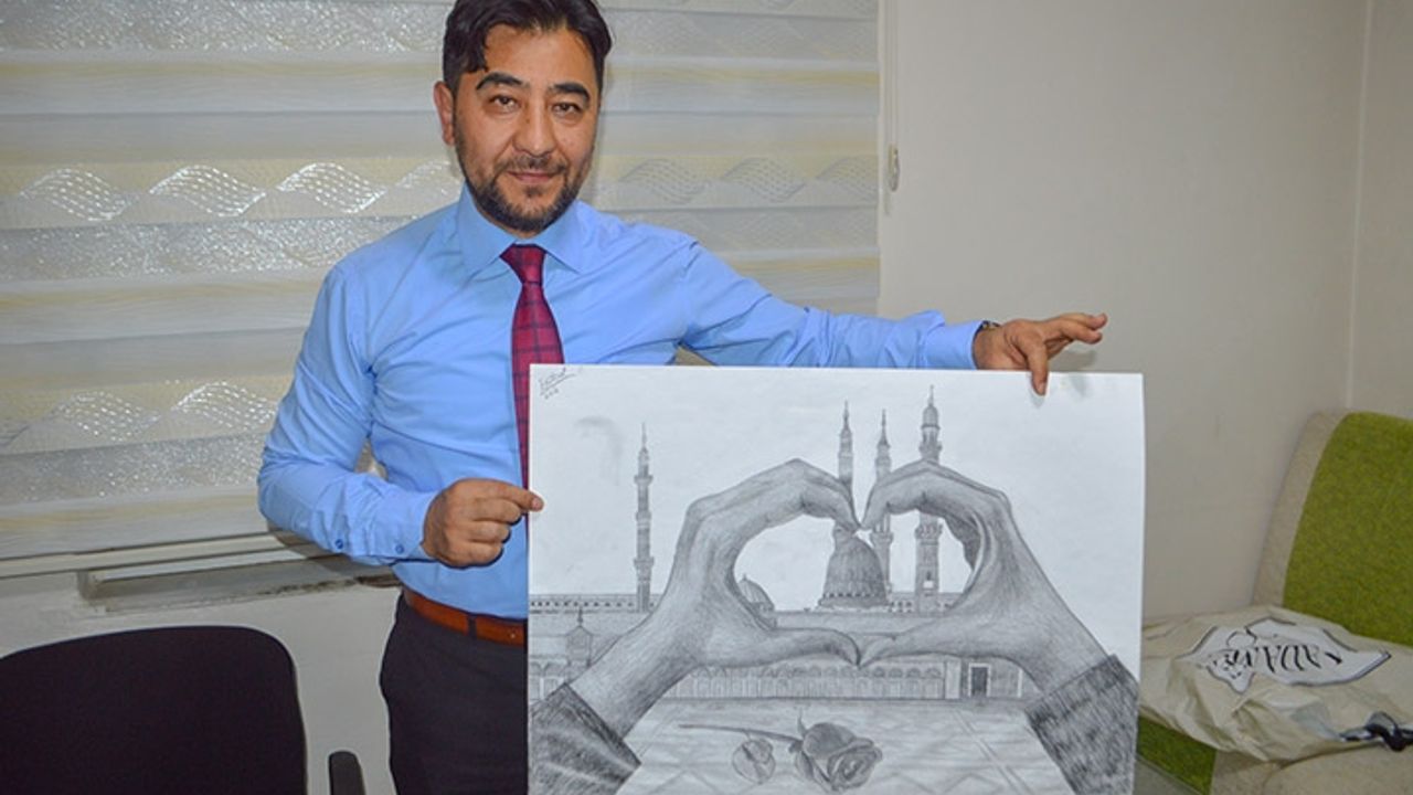 Kara kalem ustası müezzin kayyım 25 yıldır hayallerini resmediyor