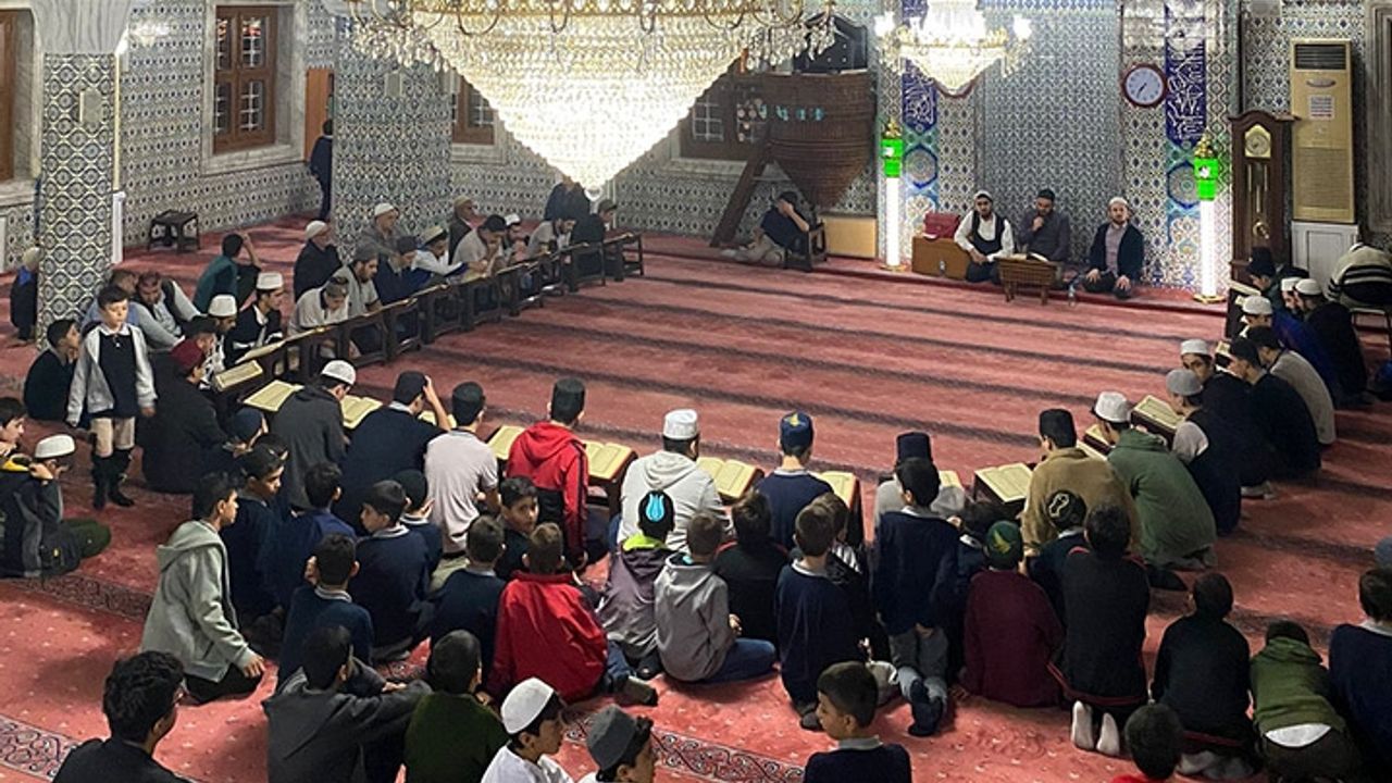 Vefat eden din görevlileri için hatim okundu