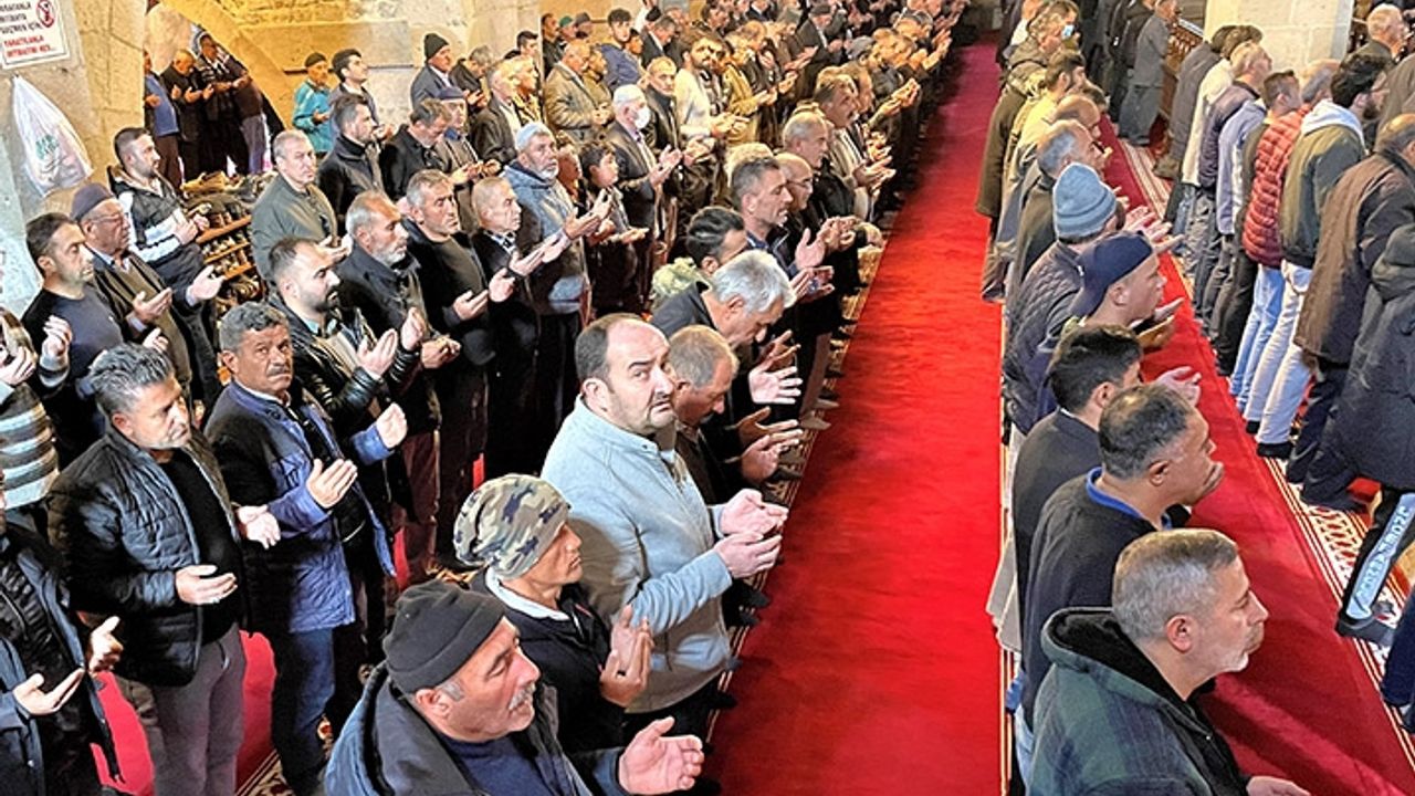 Aksaray'da cuma namazında yağmur duası yapıldı
