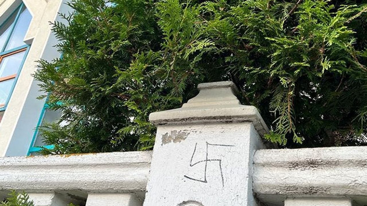 Almanya'da camiye gamalı haç çizilen ırkçı tehdit mektubu gönderildi