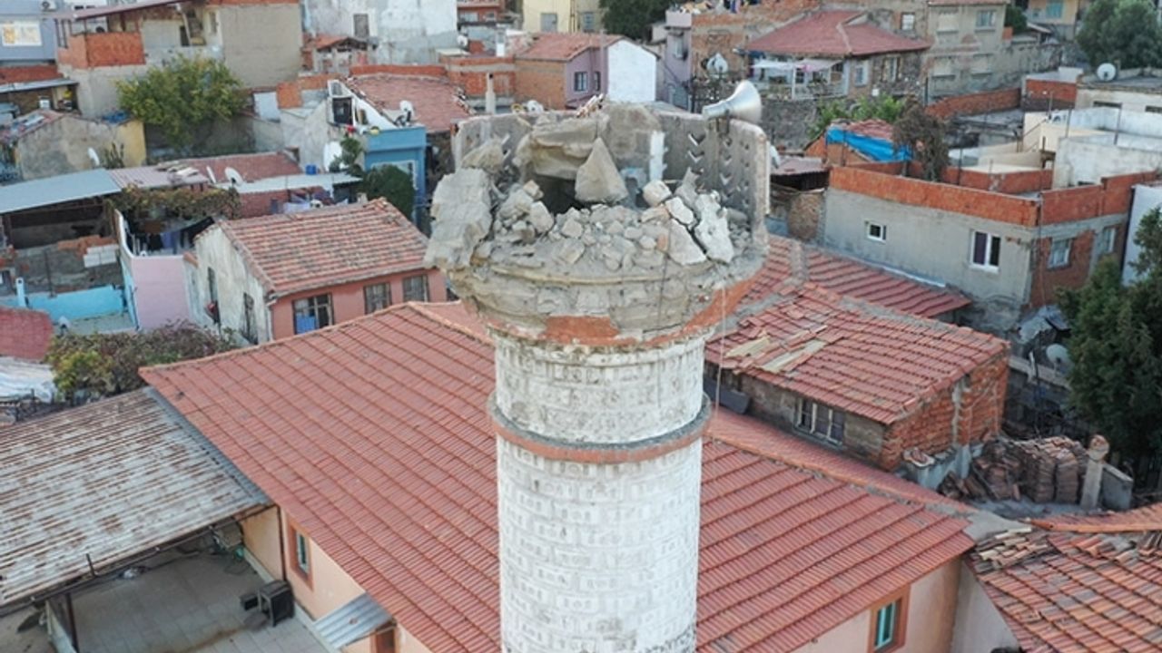 Buca'daki depremde bir caminin minaresi yıkıldı