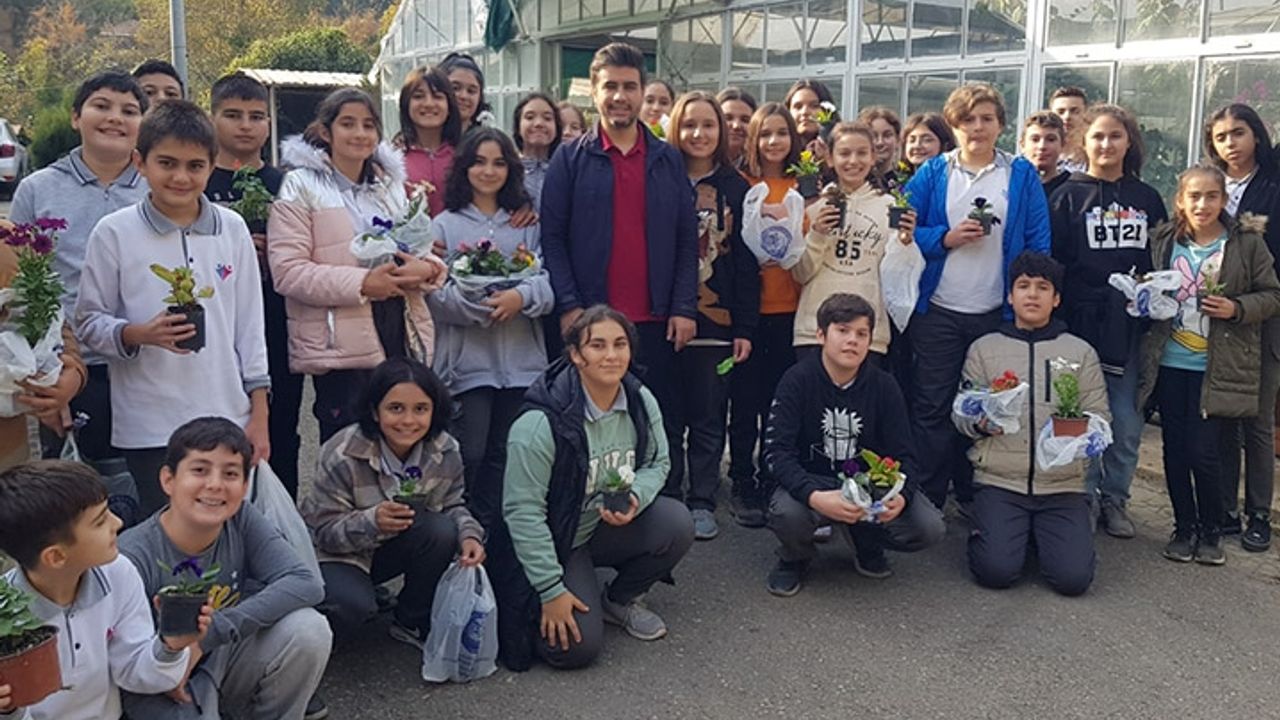 Çevreye duyarlı Diyanet gençlik, çiçeklerle çevreyi güzelleştirdi