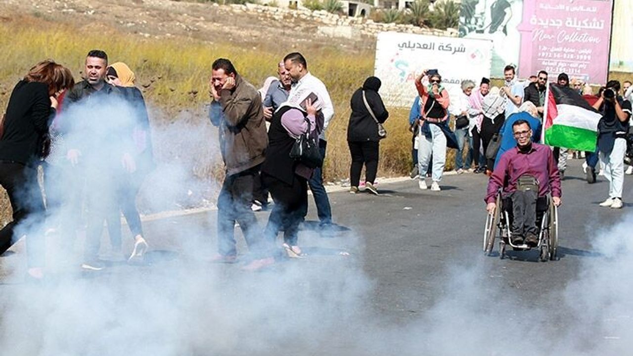 Filistinliler, işgalcilerin kuşatmasını protesto etti