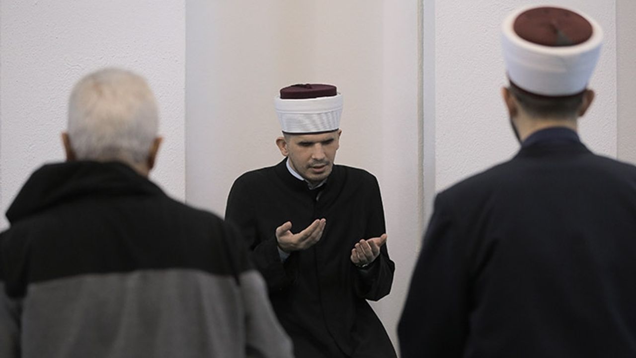 Görme engelli Boşnak imam Delic, başarılarıyla hayatı "engelsiz" yaşıyor