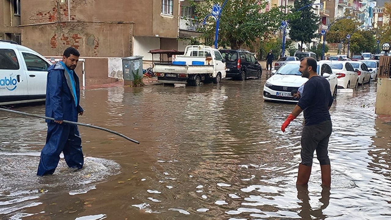 İzmir ve Manisa'da sağanak, taşkın ve su baskınlarına neden oldu