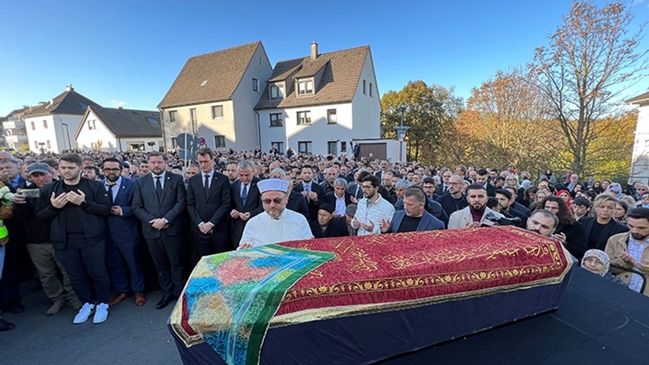 Sevgi ve barış elçisi Mevlüde Genç son yolculuğuna dualarla uğurlandı