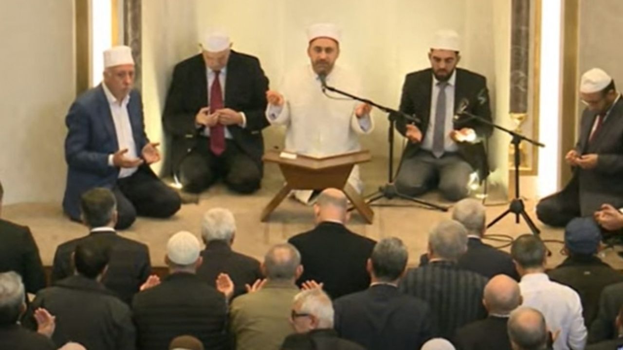 Taksim Camii'nde terör saldırısında yaşamını yitirenler için mevlit programı düzenlendi
