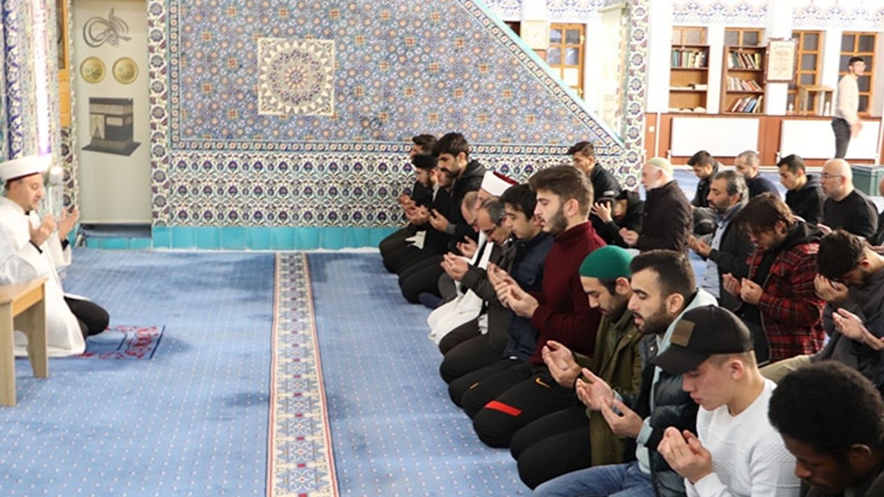 Üniversiteli gençler seher vaktinde camide buluştu