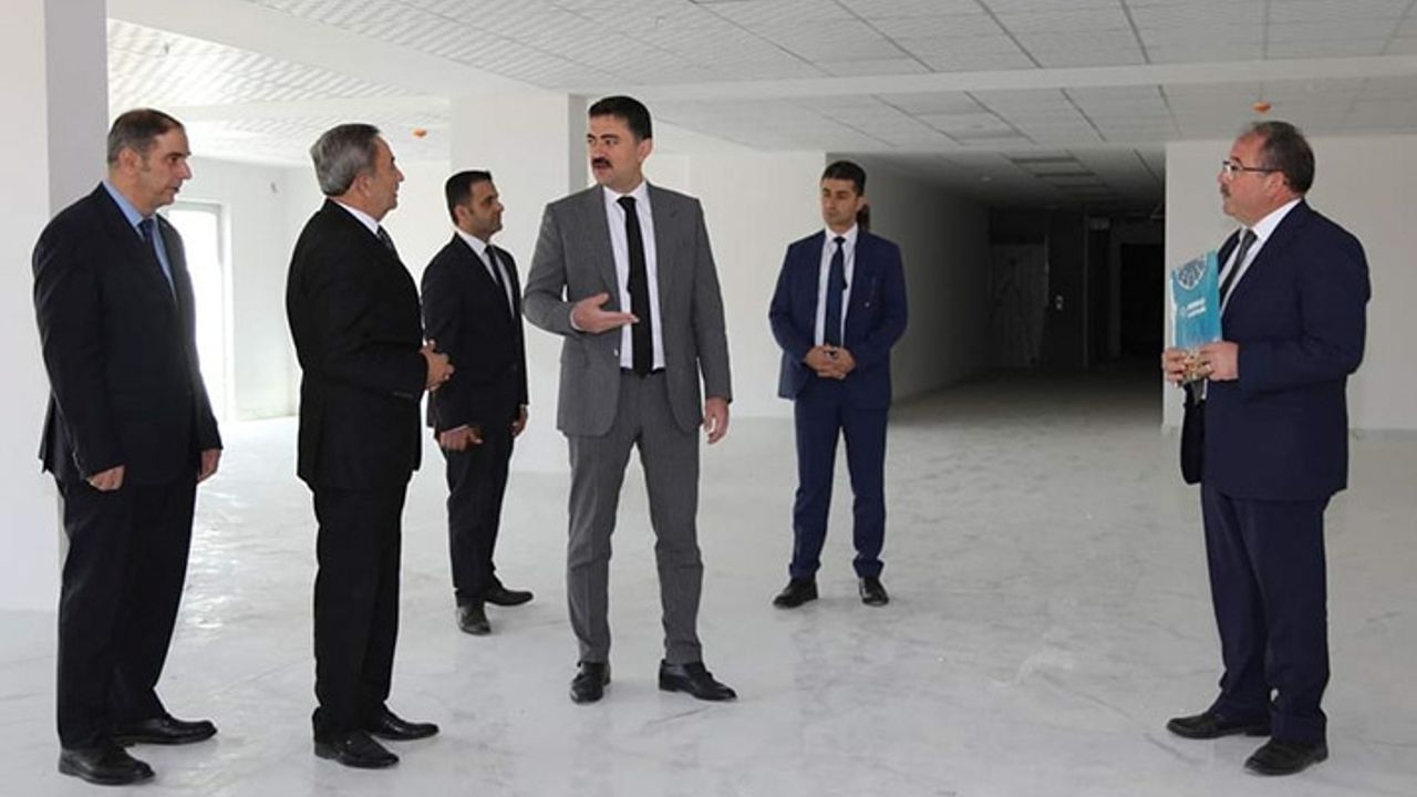 Vali Tekbıyıkoğlu, inşası devam eden Kur'an kursunda incelemelerde bulundu