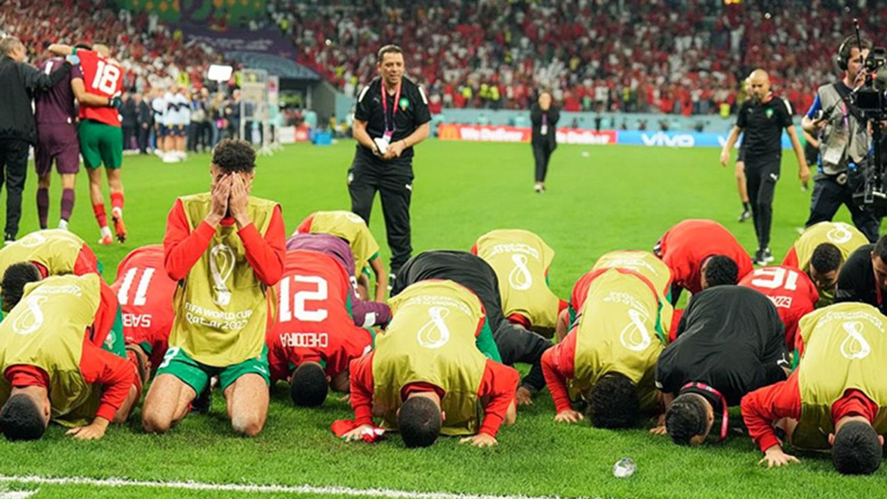 Fatiha okuyarak penaltıya giden Faslı futbolcular, zaferi secde ile kutladı  - Diyanet Haber