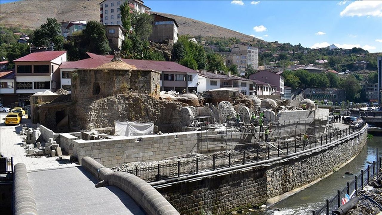 Bitlis'teki tarihi han, hamam ve caminin restorasyonu sürüyor