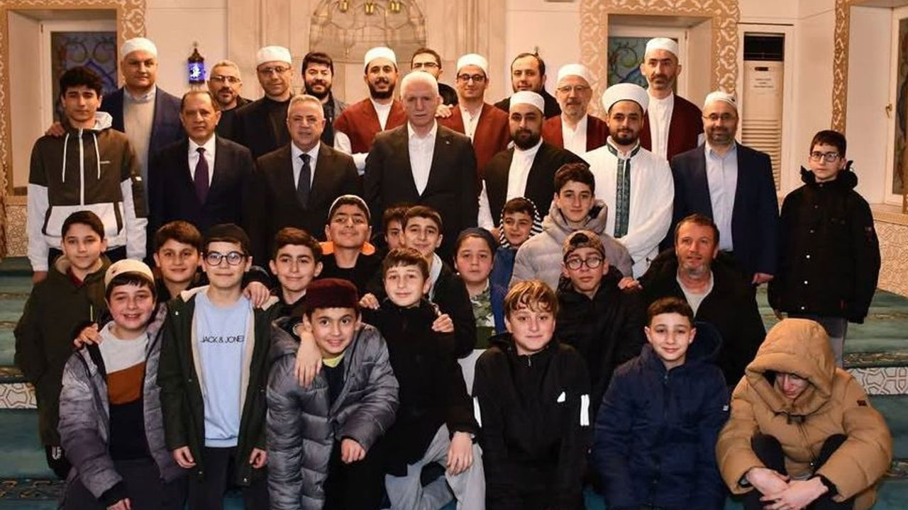 İstanbul Valisi Gül Çekmeköy'de enderun teravihe katıldı - Diyanet Haber