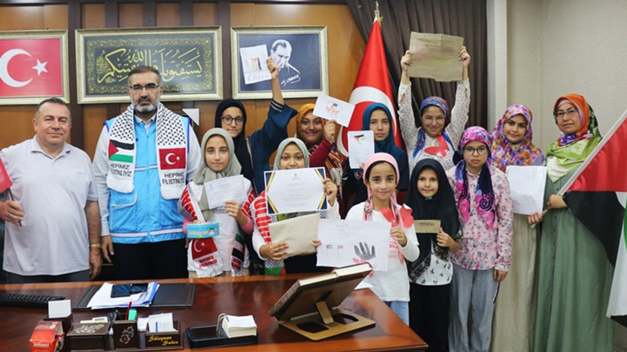 Adana’da Kur’an kursu öğrencileri biriktirdikleri parayı Filistin’e bağışladı